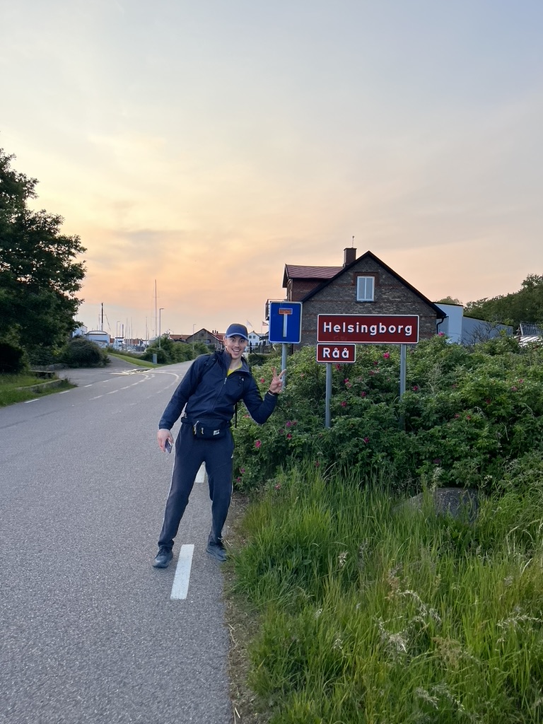 Noah vid vägskylten till Helsingborg efter vandringen från Malmö
